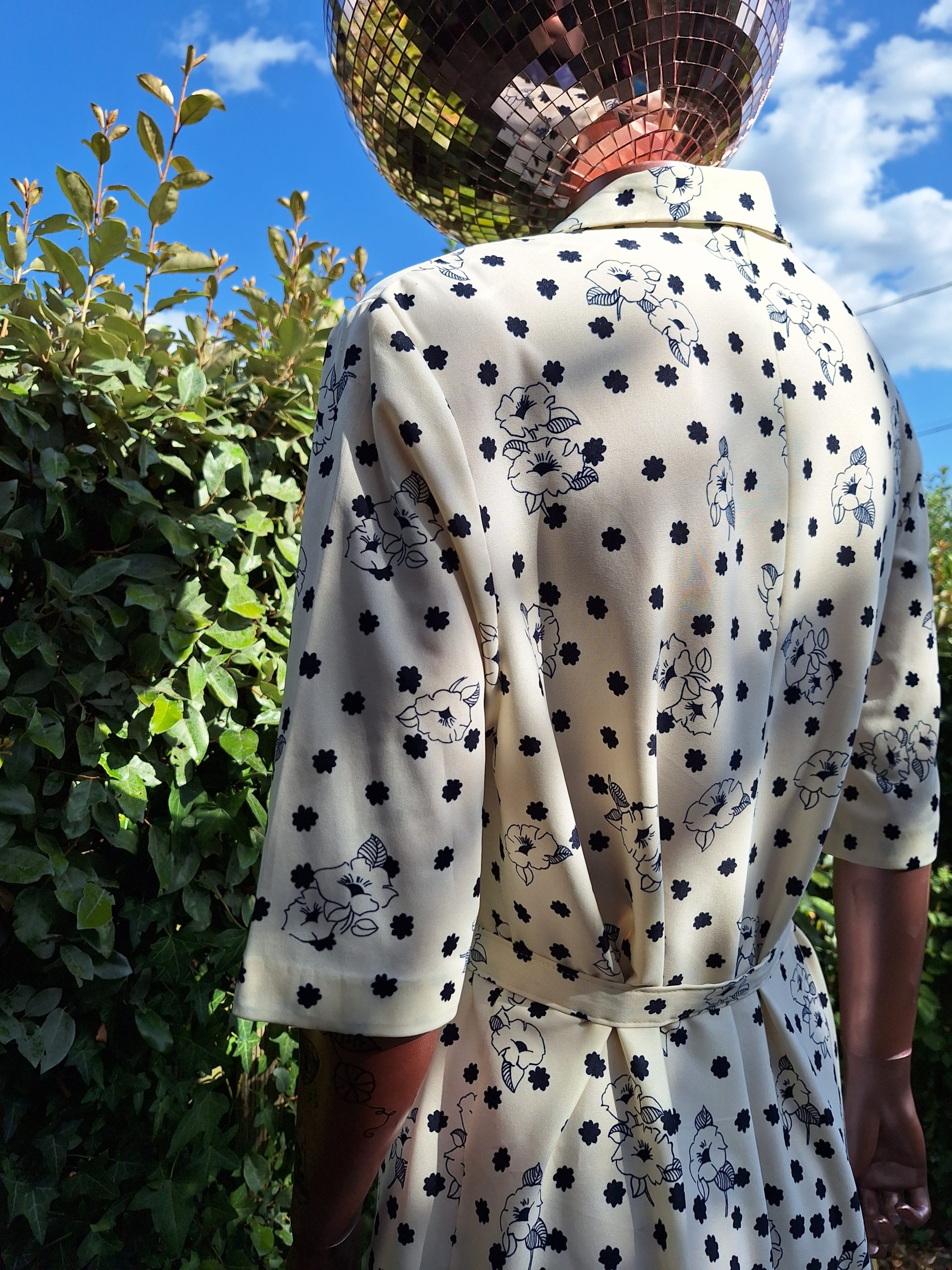 Robe fleurs marine – Image 9