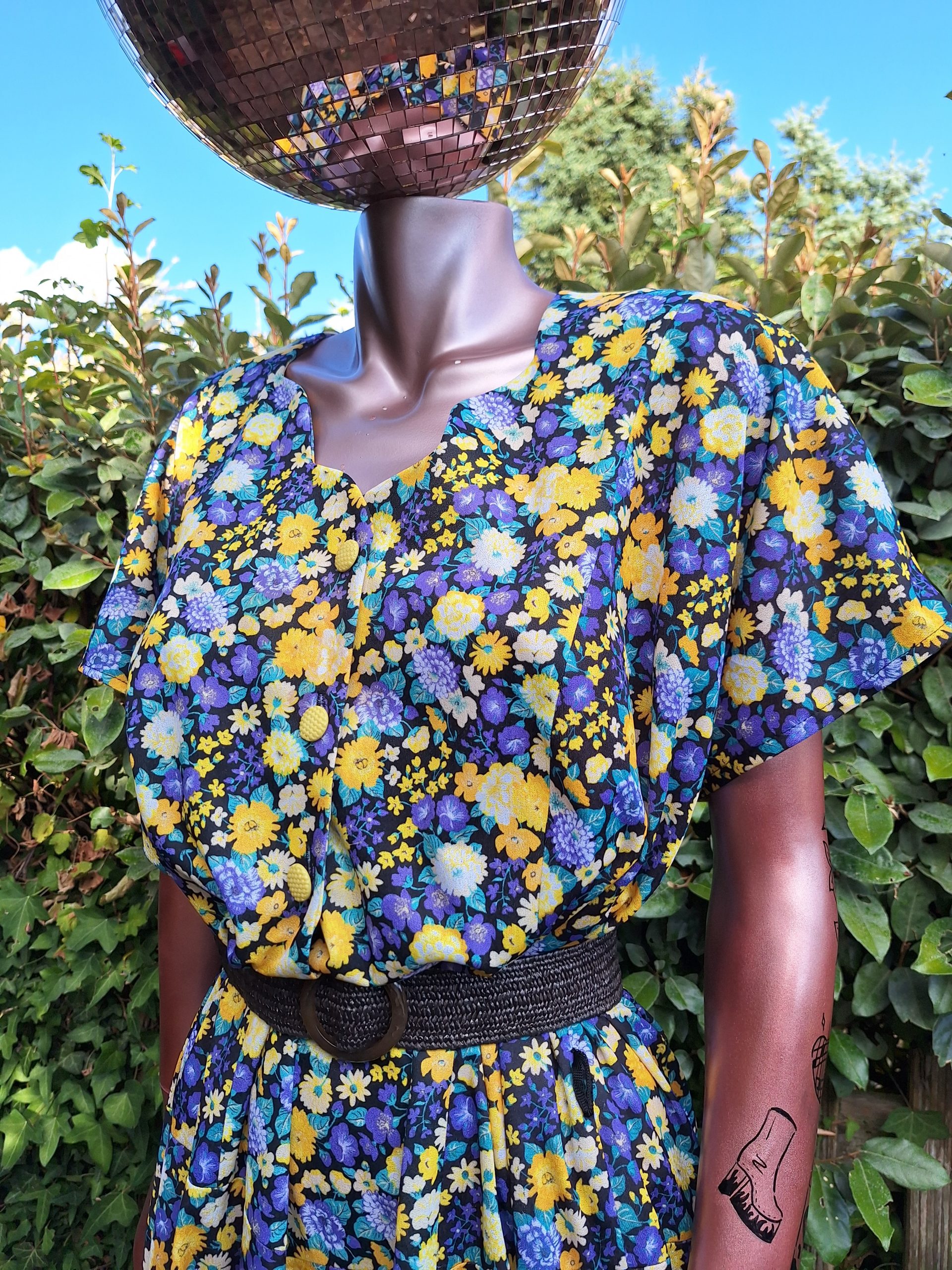 Robe à fleurs jaune lila