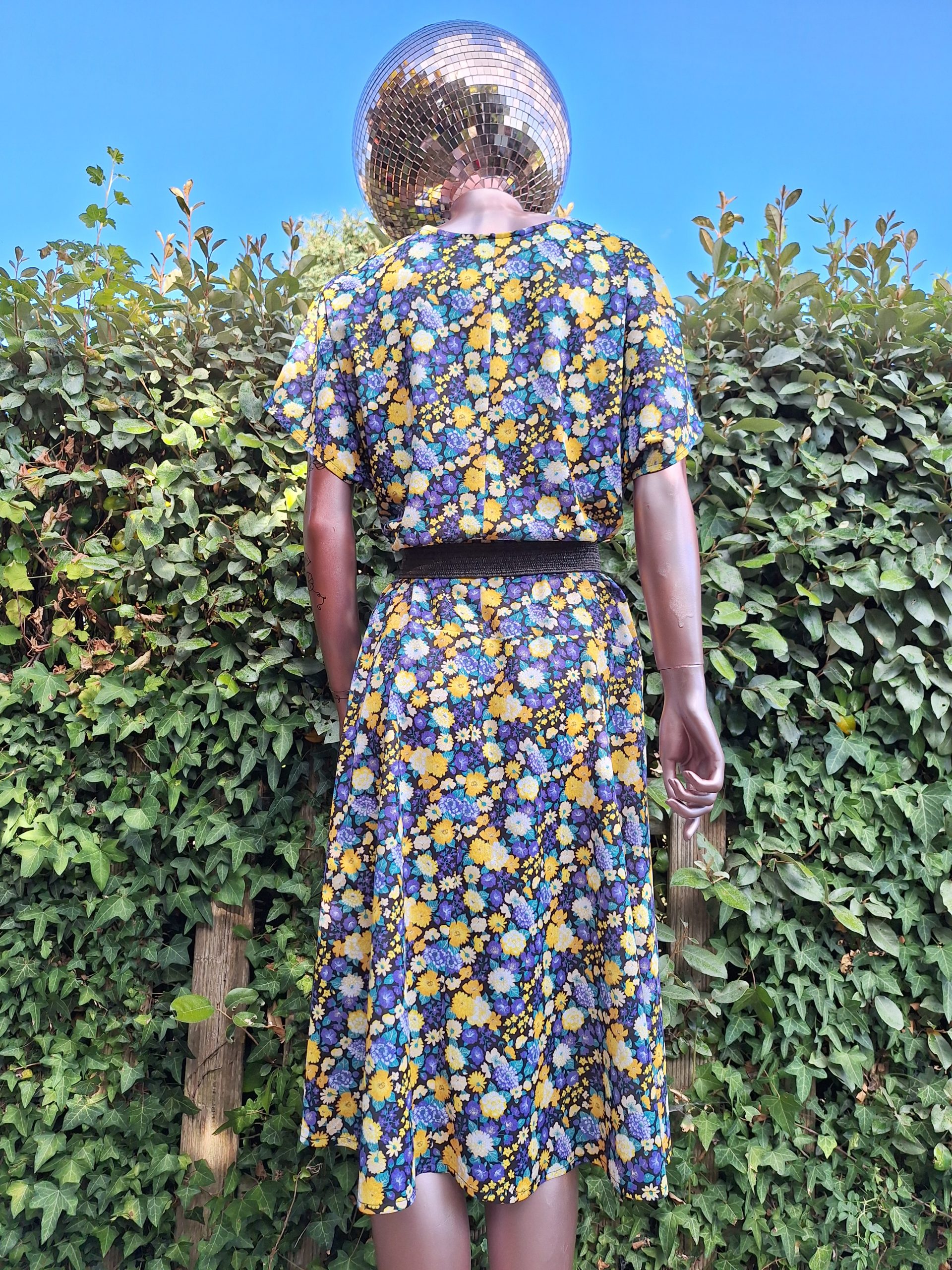 Robe à fleurs jaune lila – Image 8