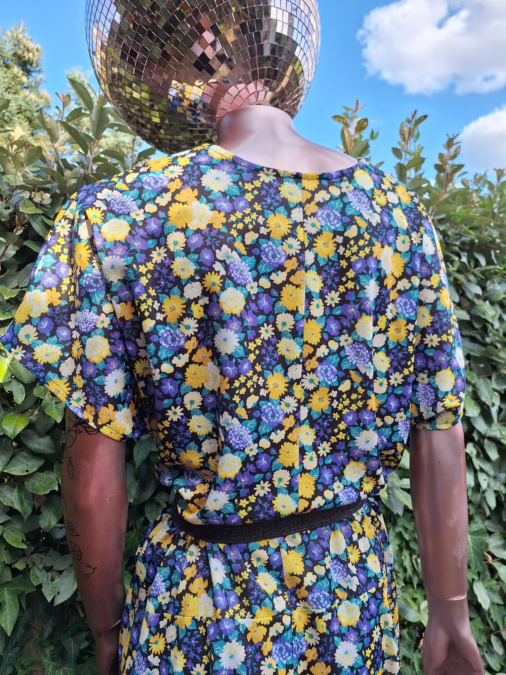 Robe à fleurs jaune lila – Image 7
