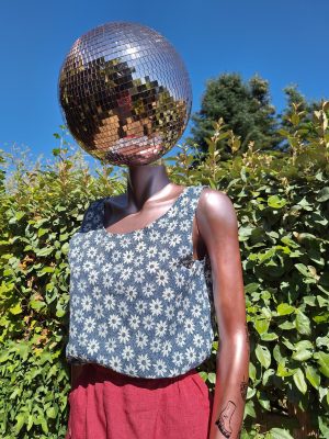 Top bleu fleurs blanches