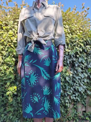 Jupe bleue feuilles vertes