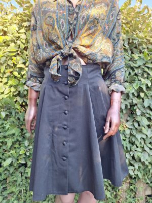 Jupe noire patineuse à boutons