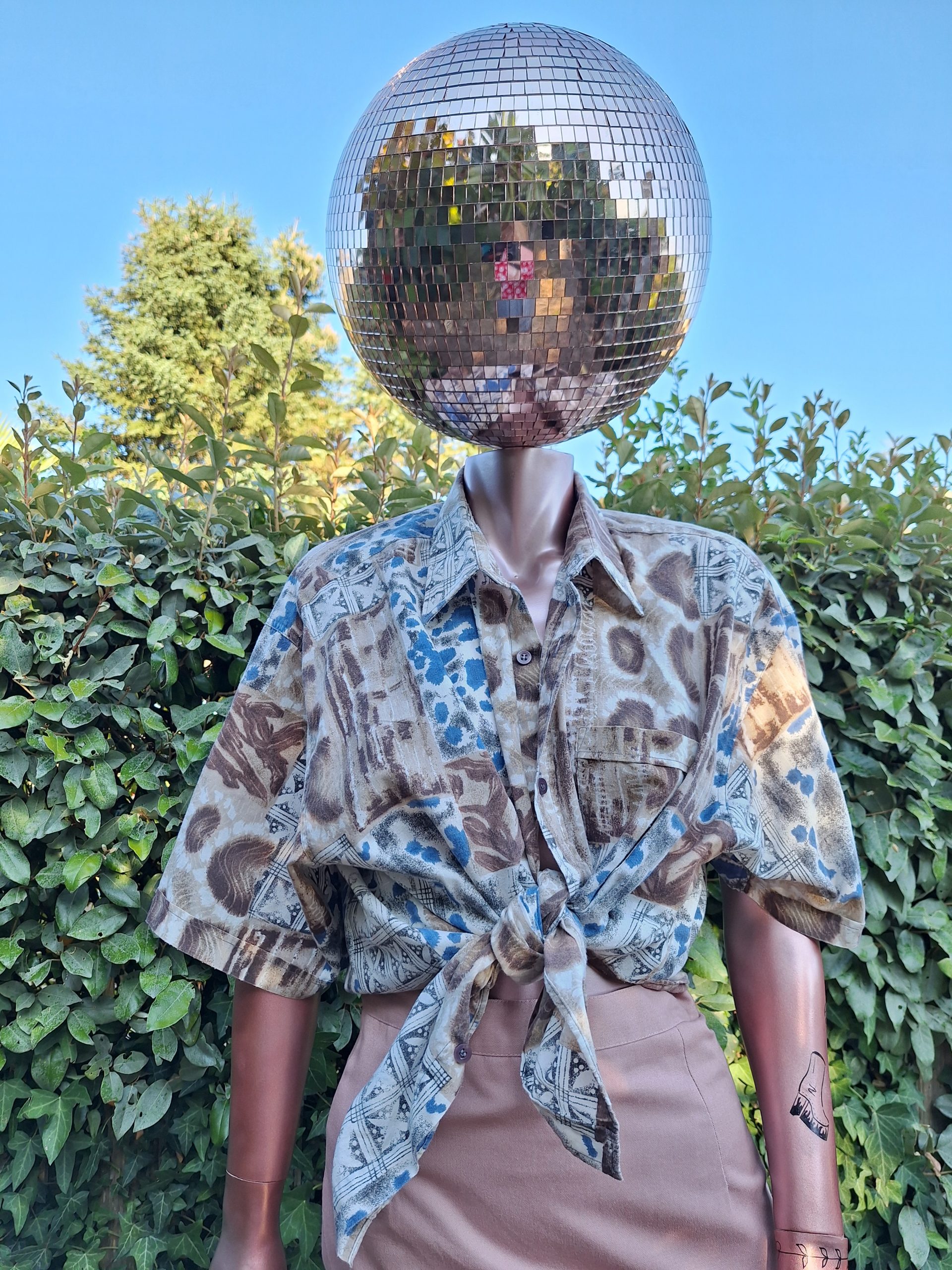 marché, friperie, seconde main, vintage, retro, vêtements colorés, fleurs chemise, homme