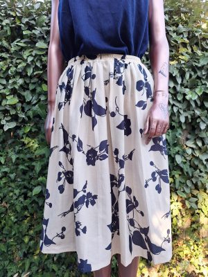 Jupe beige fleurs bleues