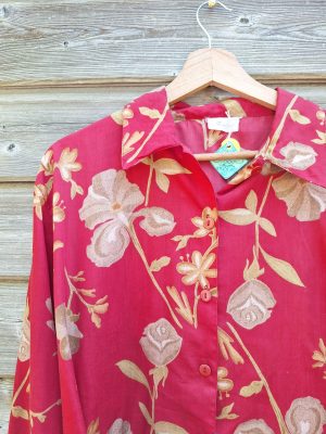 Chemise rouge à fleurs