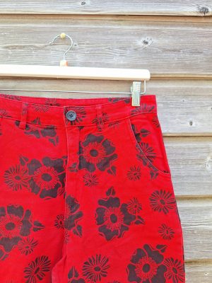 Jeans rouge fleurs noires