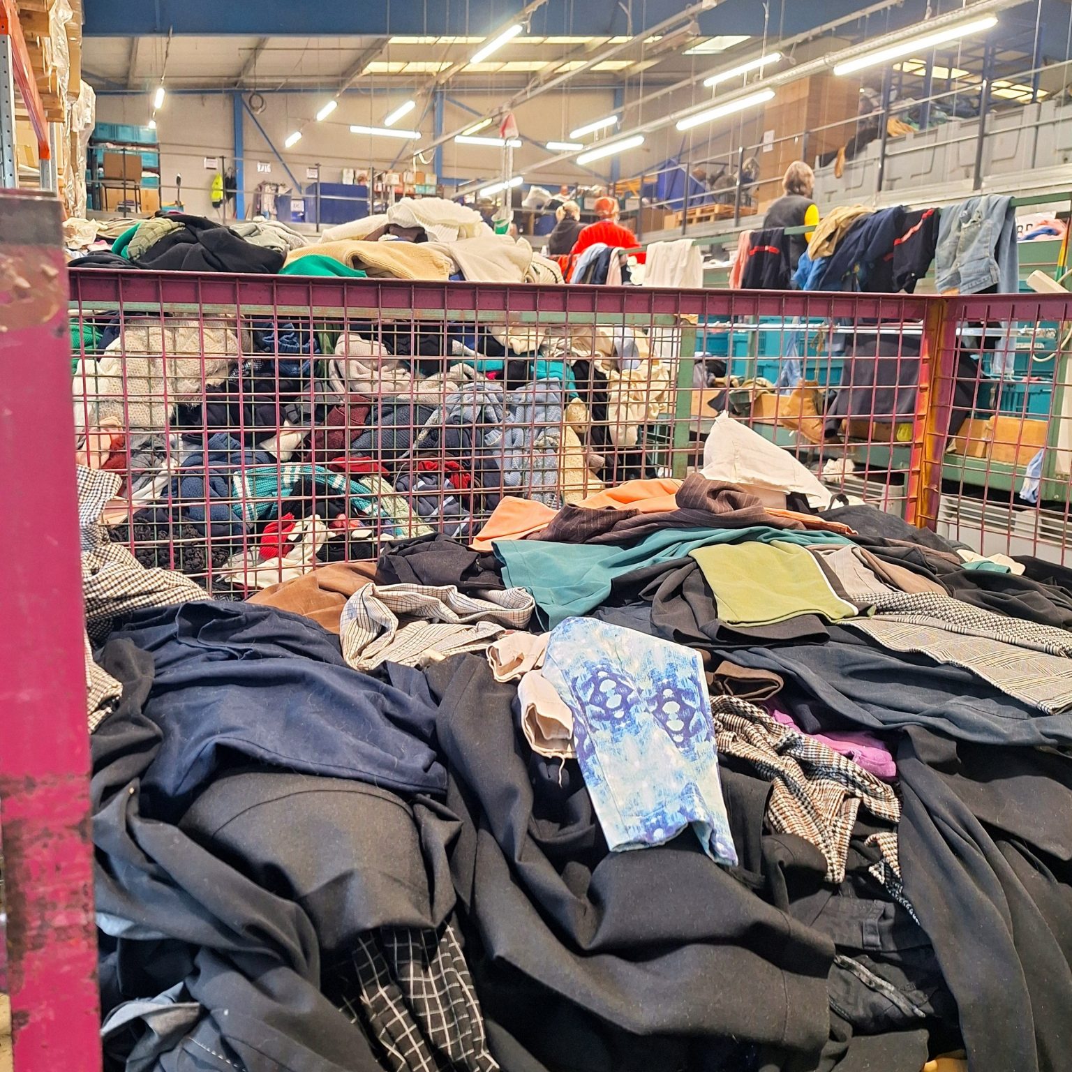 marché, friperie, seconde main, vintage, retro, vêtements colorés, fleurs, boule à facettes, chat, kitch